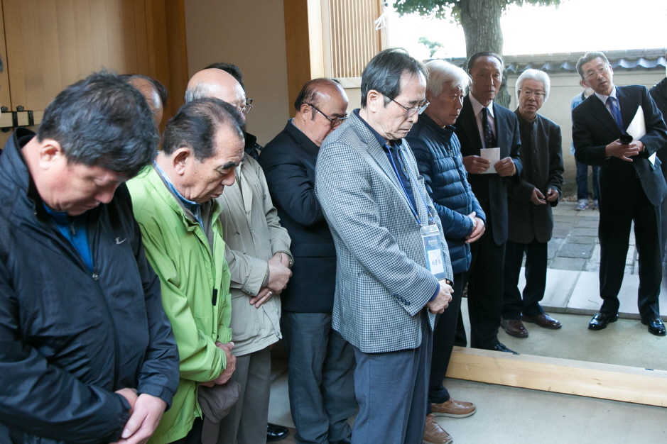 우키시마호 사건으로 돌아가신 분들의 유해가 모셔진 도쿄 유텐지에서 묵념을 하고 있는 유족들(11월 5일).