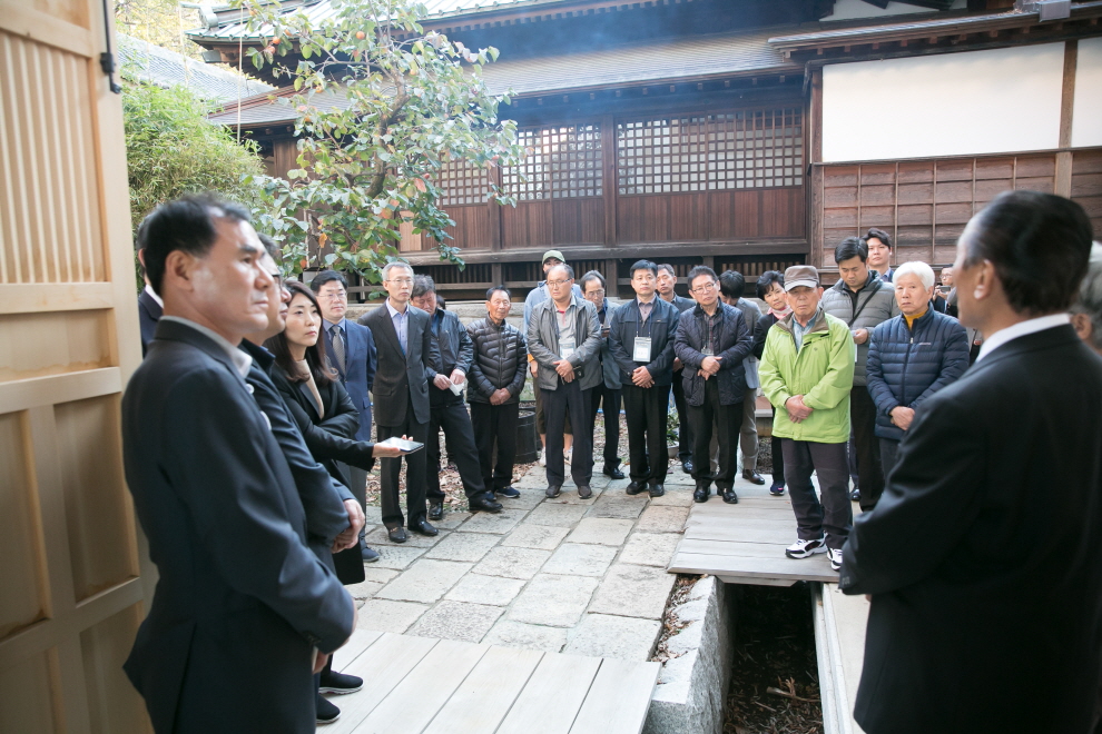 우키시마호 사건으로 돌아가신 분들의 유해가 모셔진 도쿄 유텐지에서 경위를 듣고 있는 유족들(11월 5일).