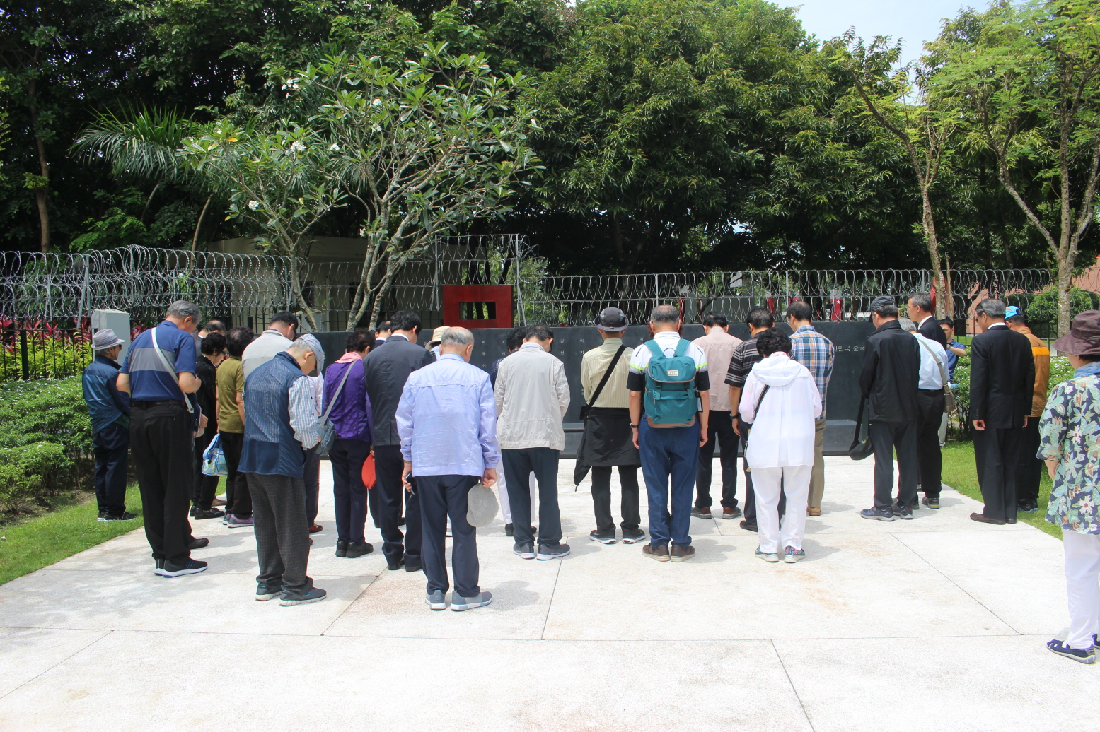 1983년 10월에 발생한 [아웅산 묘소 테러 사건]의 희생자 17명을 모신 [아웅산 묘역 대한민국 순국사절 추모지] 앞에서 묵념하고 있는 추도순례단.