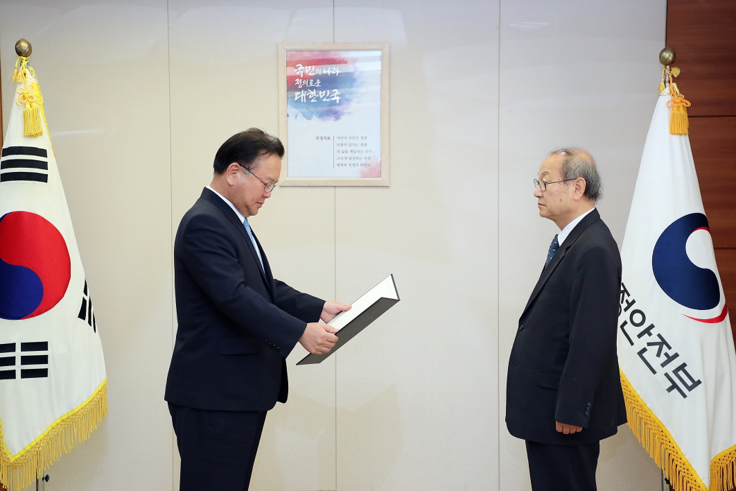 재단 제3대 김용덕 이사장이 행정안전부 김부겸 장관이 수여하는 임명장 수여식에 참석하였다.