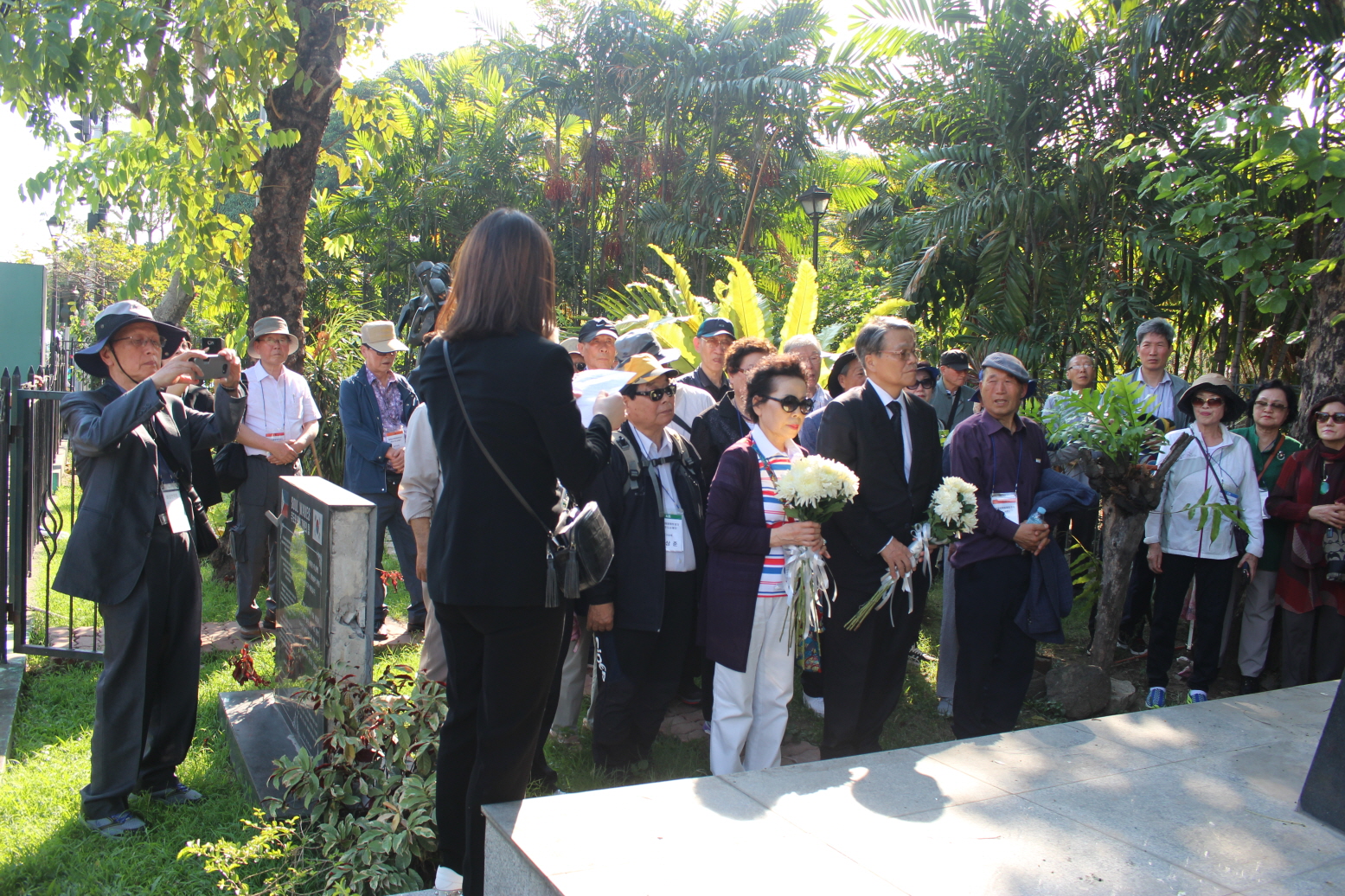 마닐라 리잘공원에 건립된 [추도와 평화 기원의 탑]에 헌화하기 위해 기다리는 유족들.