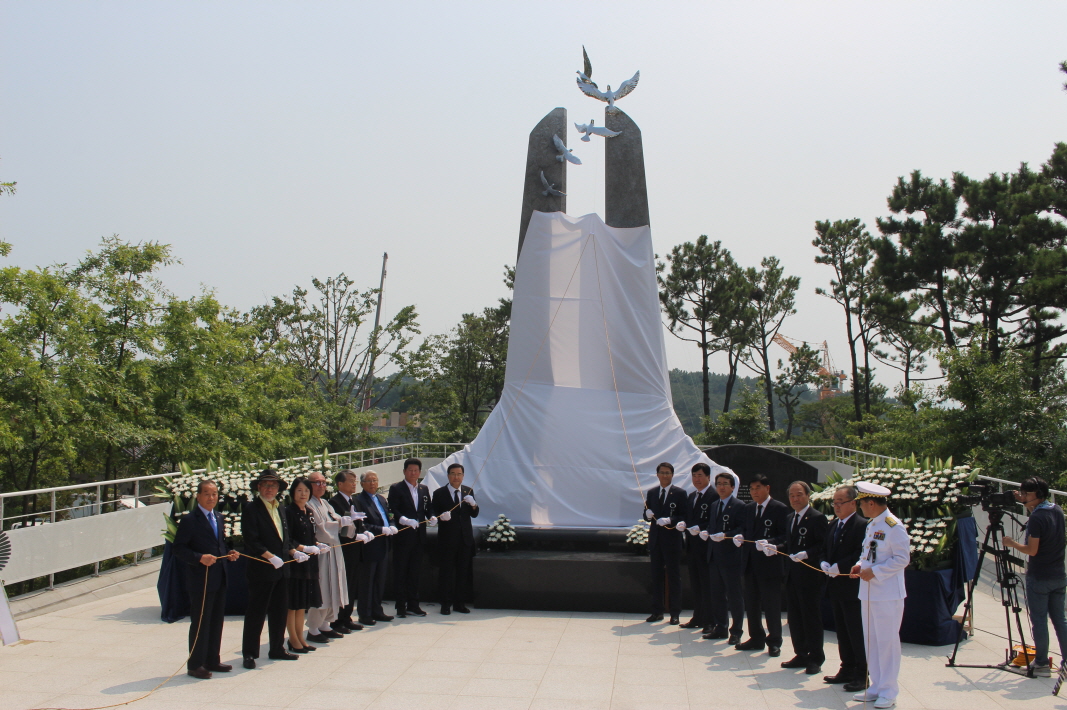 행정자치부 김성렬 차관을 비롯한 유족, 기관장들이 참여하여 제막식을 하고 있다.