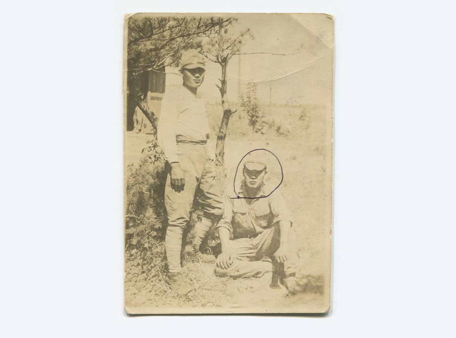 조선 제 47부대 6내무반 시절 유맹노 (앉은 사람) 사진